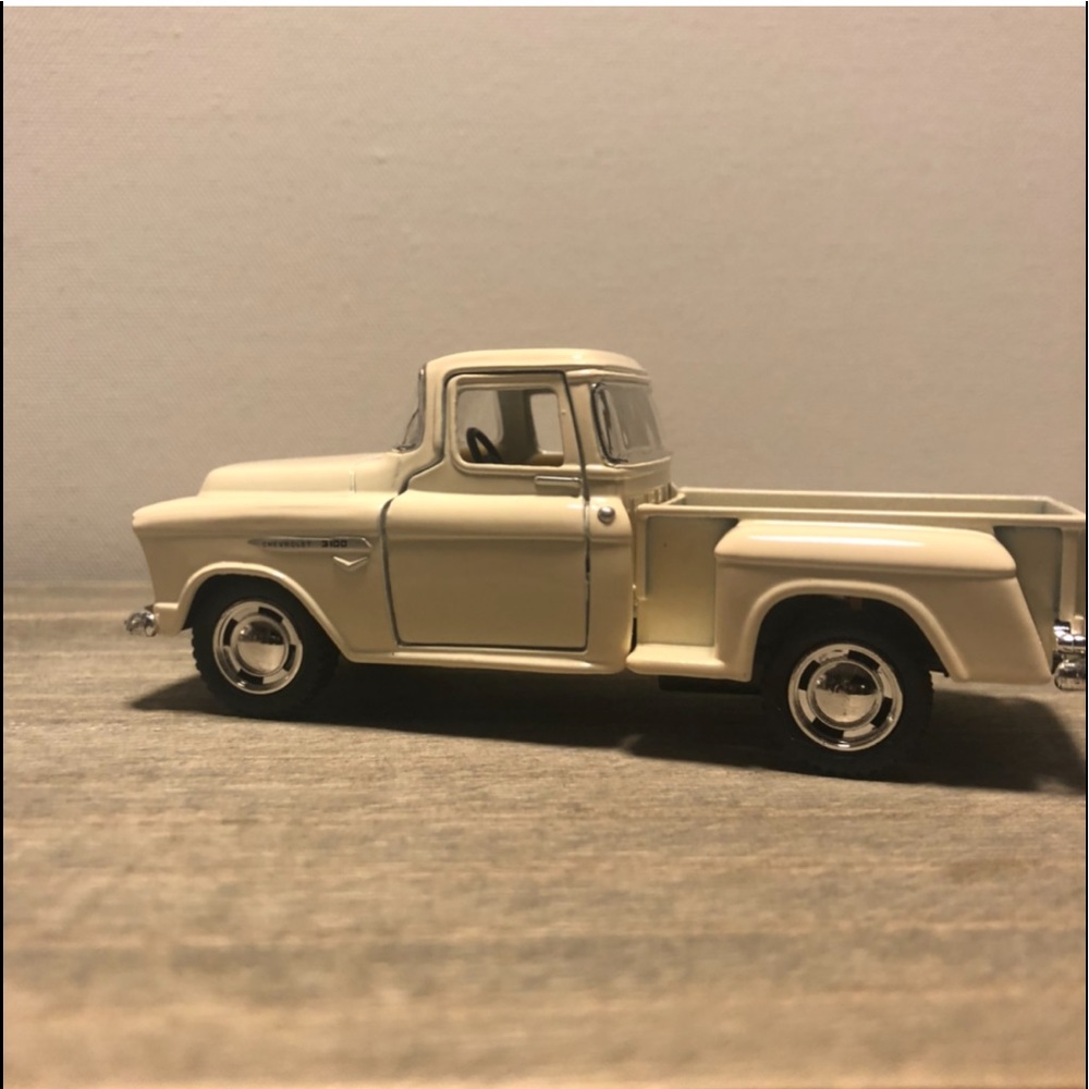 CREAM METAL FARM TRUCK